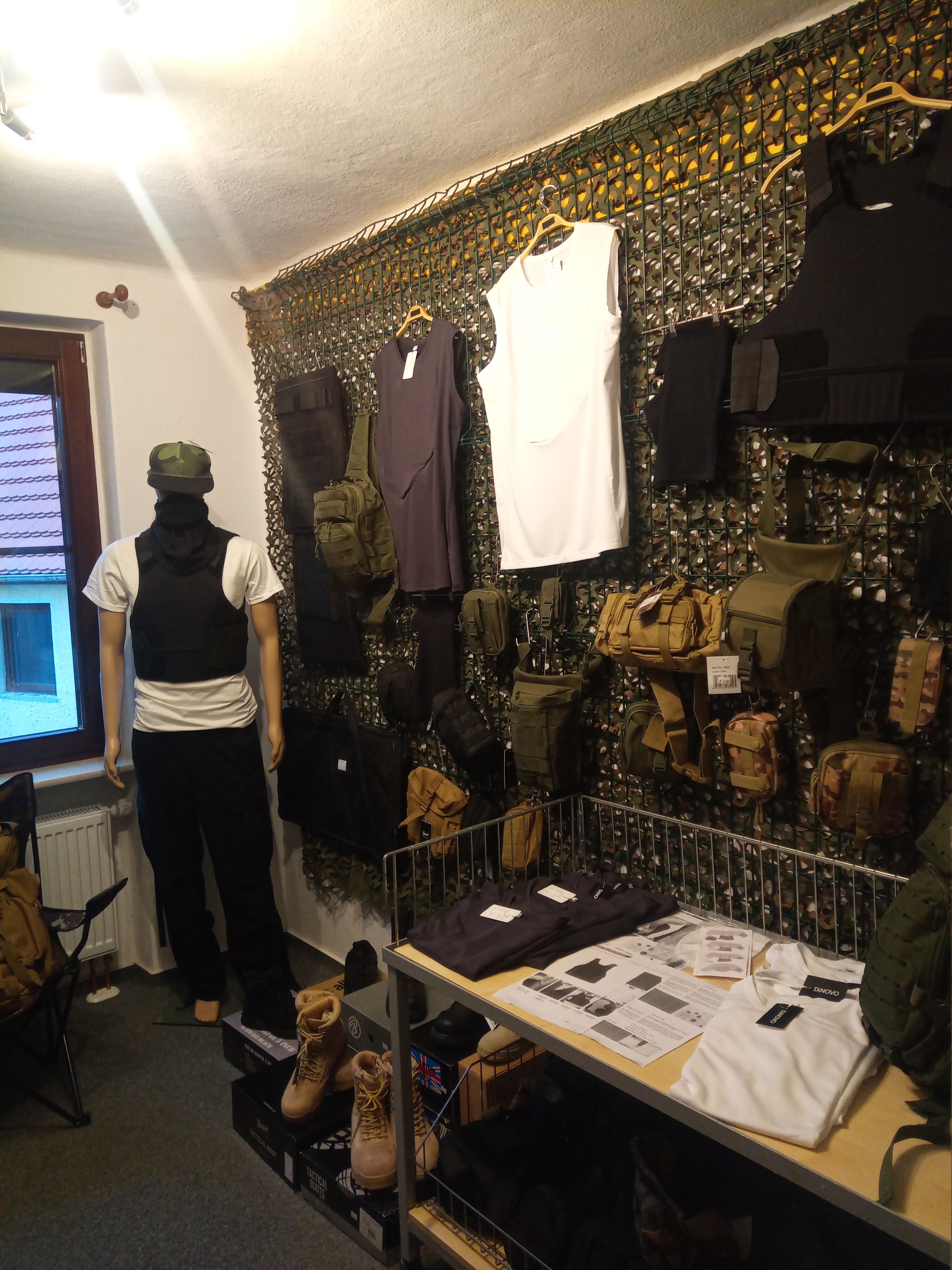 Tactical-outdoor_bekleidung_ausruestung